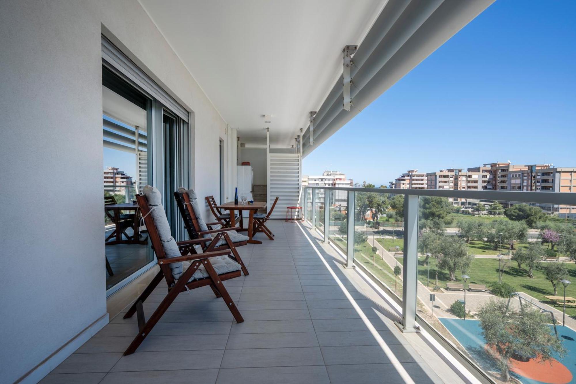 Kind Park - Sleek Apartment With Terrace & Parking Бари Екстериор снимка