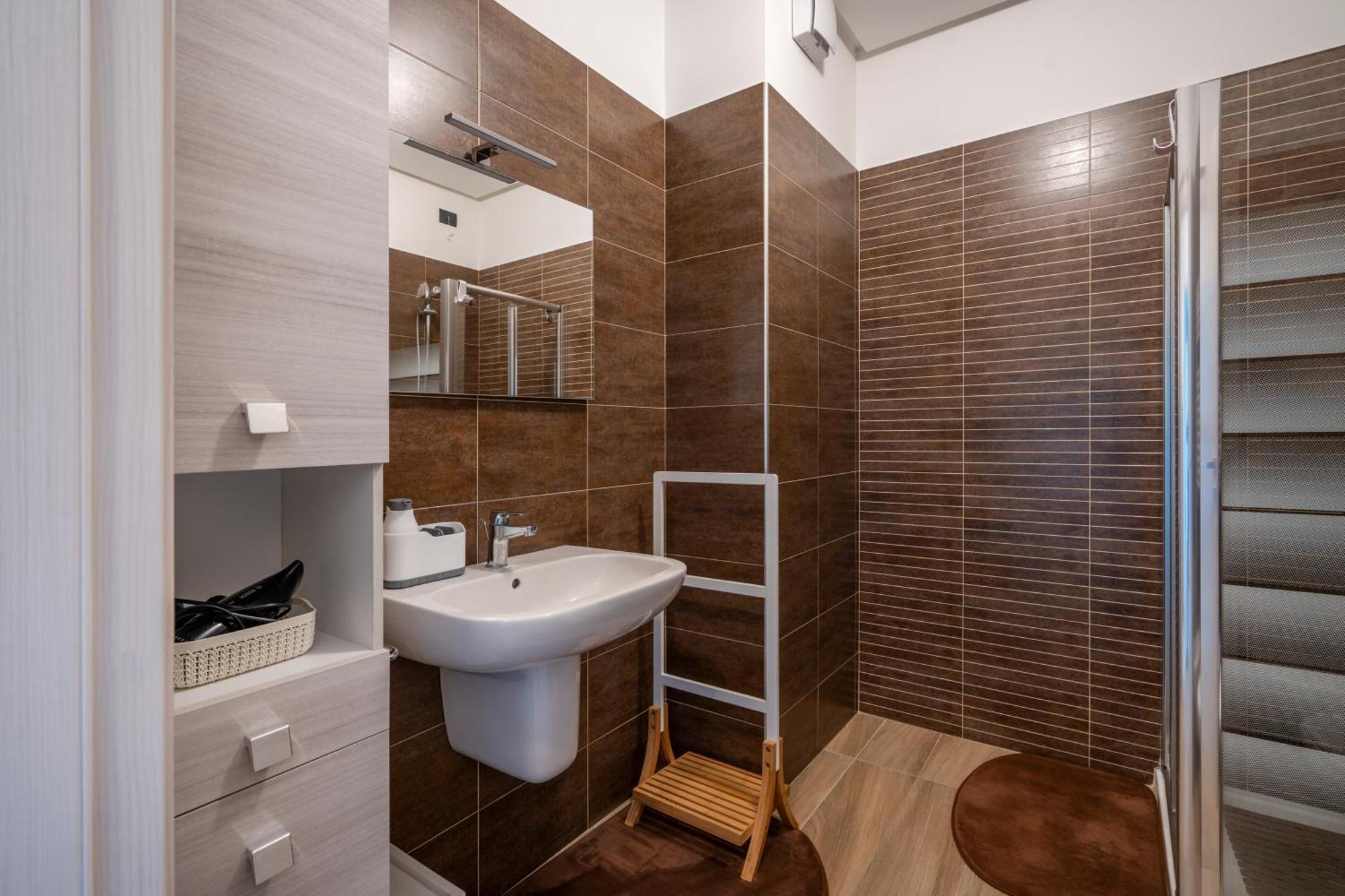 Kind Park - Sleek Apartment With Terrace & Parking Бари Екстериор снимка